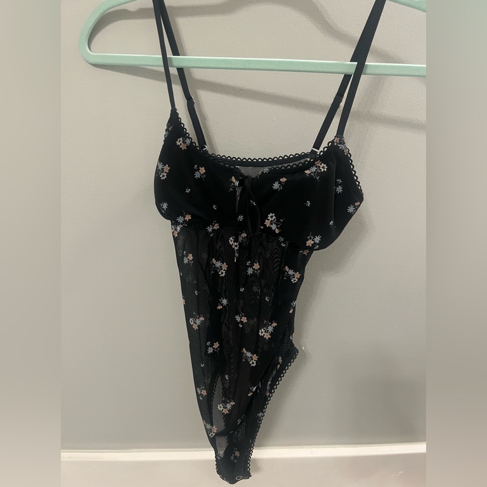 XS/S hollister body suit. NEVER WORN!